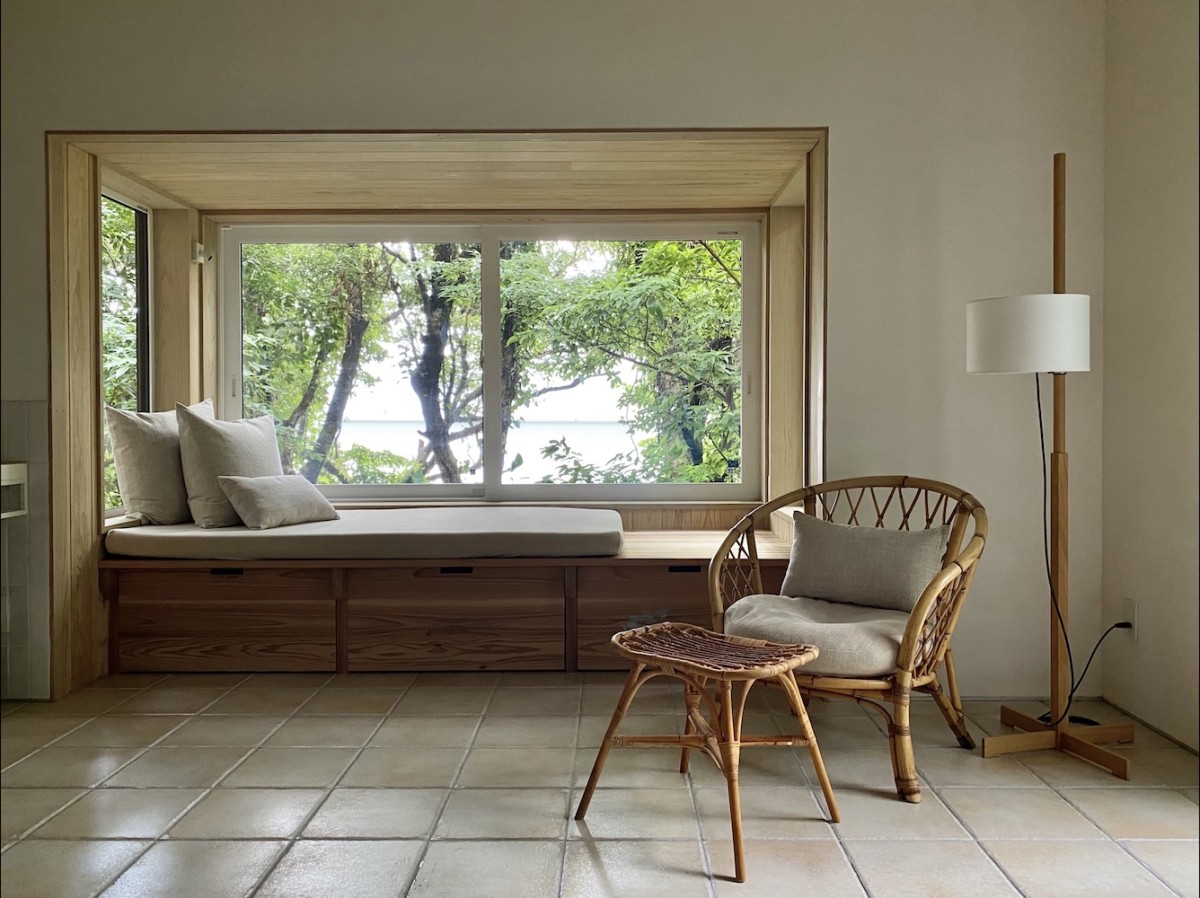 Zona de descanso con cama y butaca