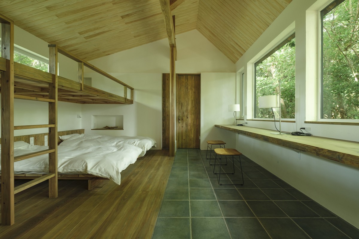 Dormitorio con literas y ventanales