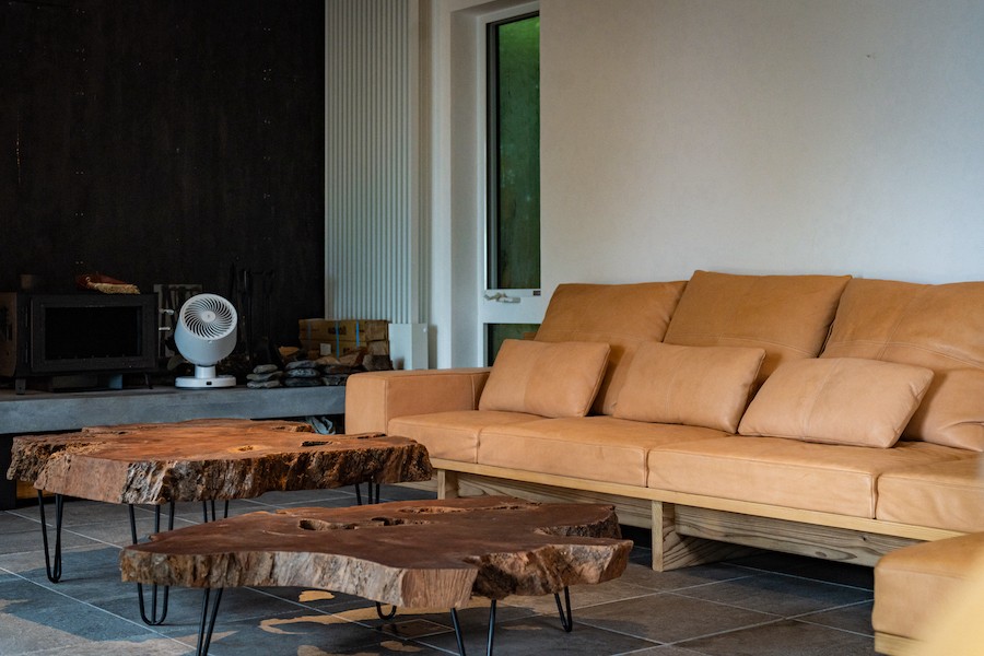 Sofá marrón en el salón