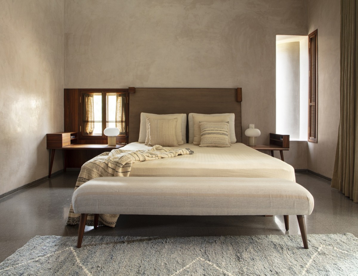 Dormitorio con cama grande