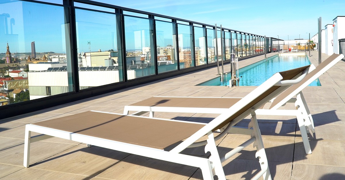 Piscina en la azotea de Nodis Sevilla