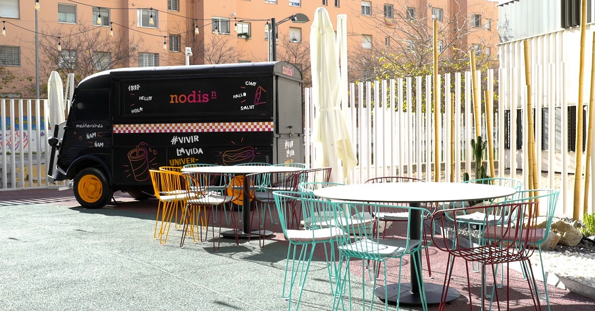 Puesto de comida exterior en Nodis Sevilla