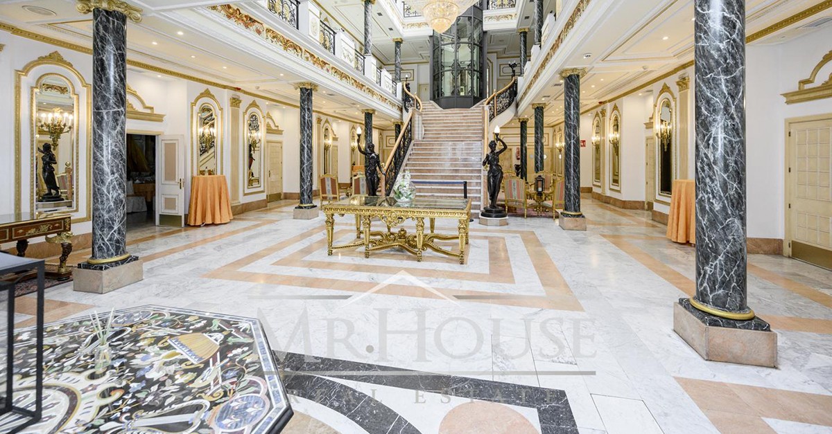 Se caracteriza por una decoración inspirada en el Neoclasicismo