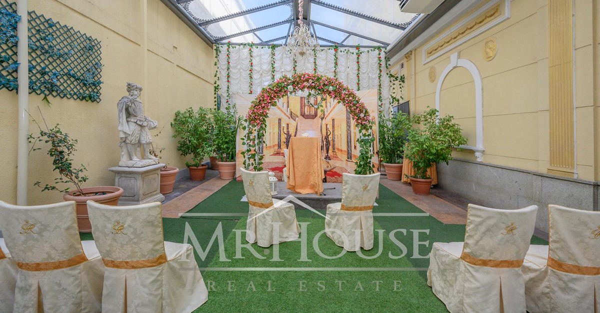 Cuenta con zonas exteriores y parking