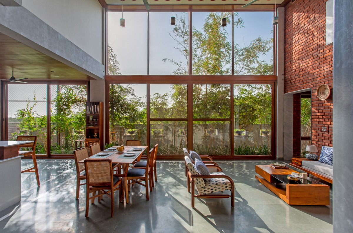 Salón y comedor con ventanales