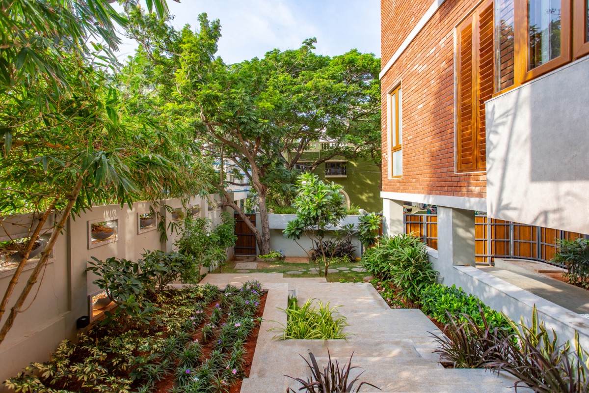 Jardín en un lateral