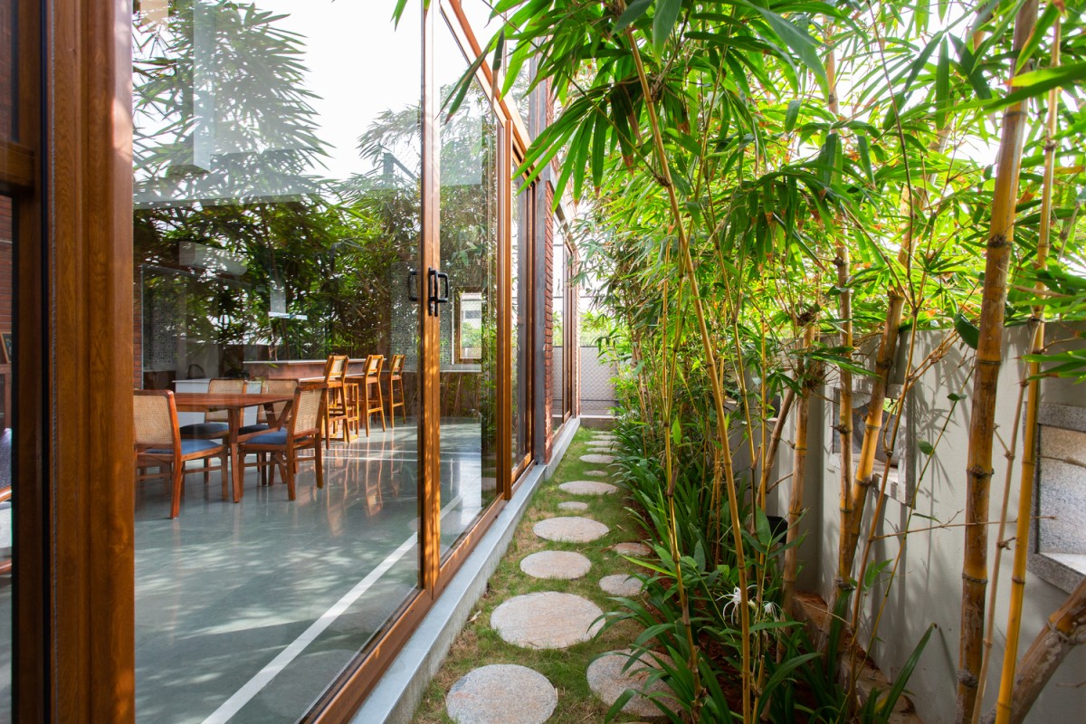 Jardín en un lateral