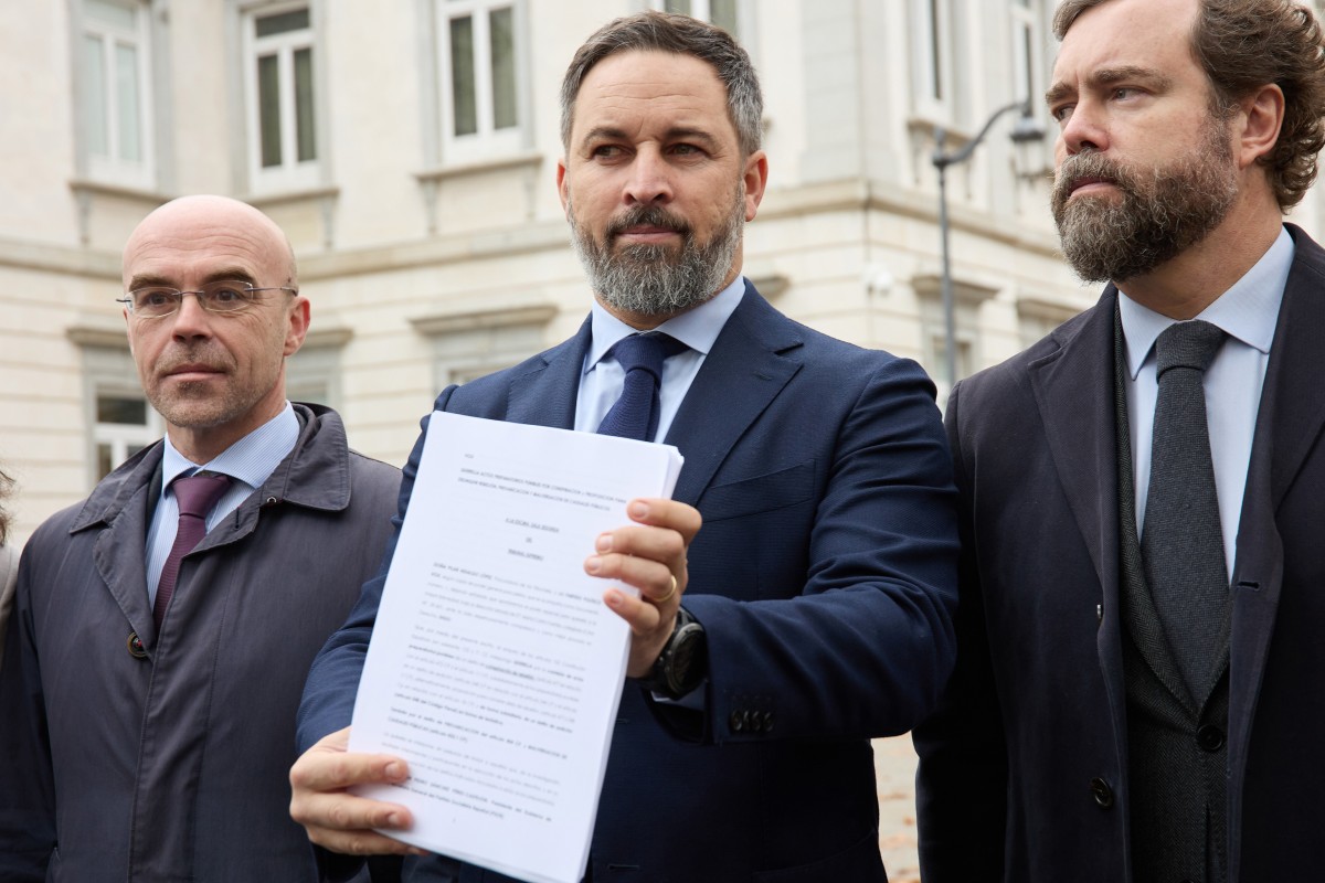 (I-D) El vicepresidente de Acción Política y eurodiputado de VOX Jorge Buxadé; el presidente de Vox, Santiago Abascal y el portavoz parlamentario de Vox en el Congreso, Iván Espinosa de los Monteros