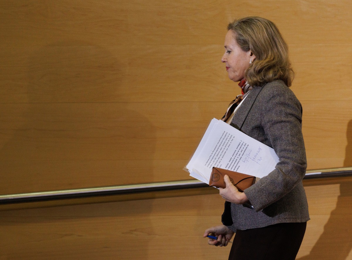 La vicepresidenta primera y ministra de Asuntos Económicos y Transformación Digital, Nadia Calviño, a su llegada a una rueda de prensa tras una nueva reunión de la Conferencia Sectorial para la Mejora Regulatoria y el Clima de Negocios, en la sede del Min