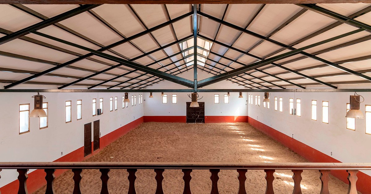 Gran pista de arena cubierta