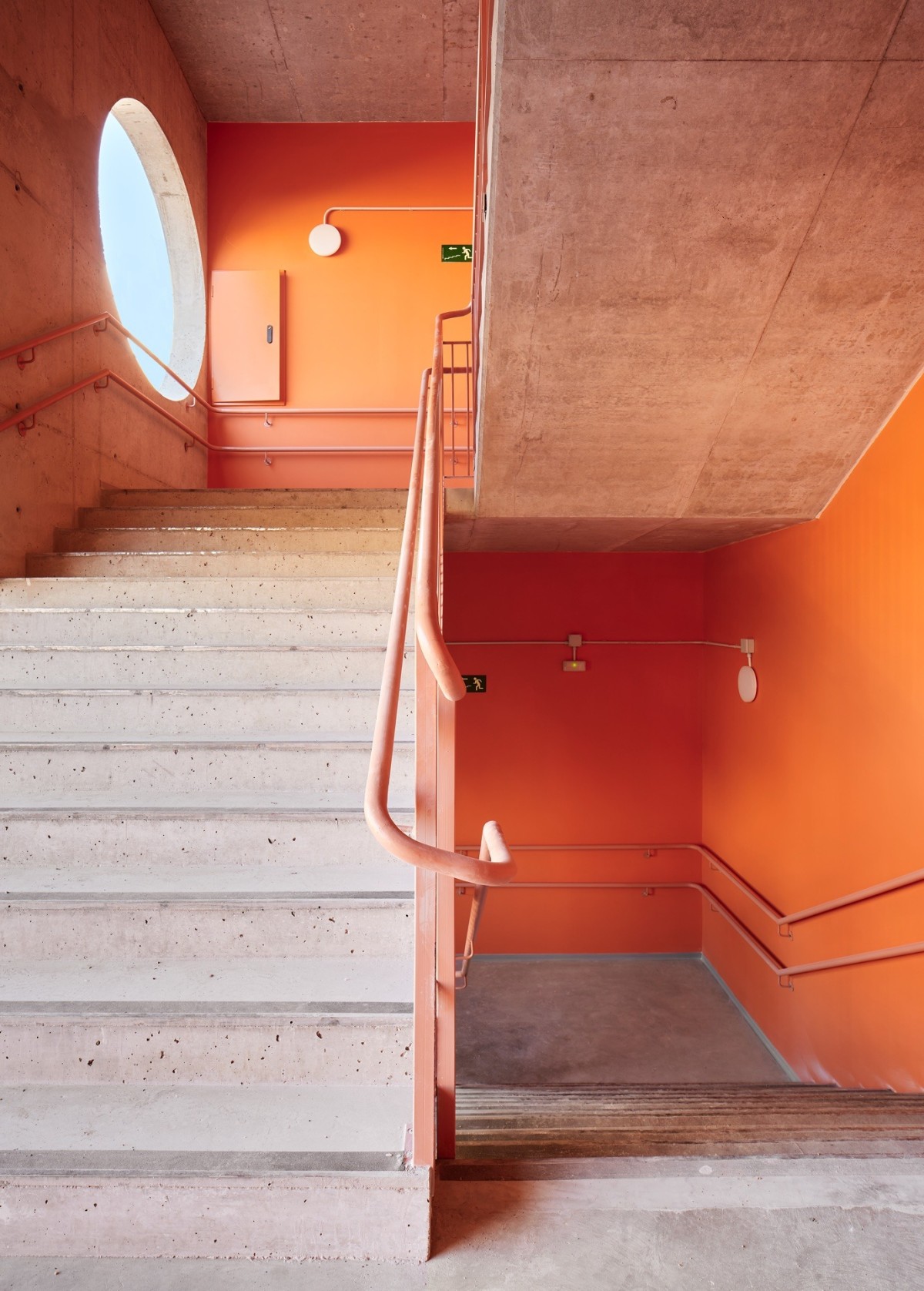 Escaleras con paredes en tonos naranja