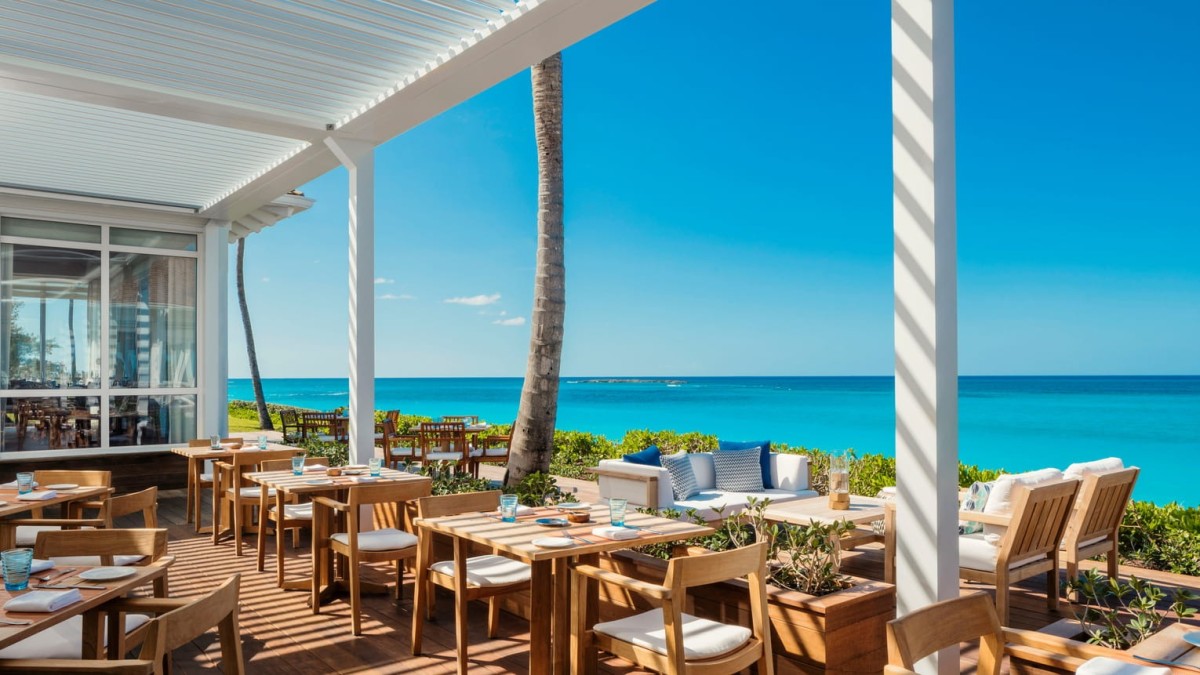 Bar con vistas en Ocean Club Bahamas