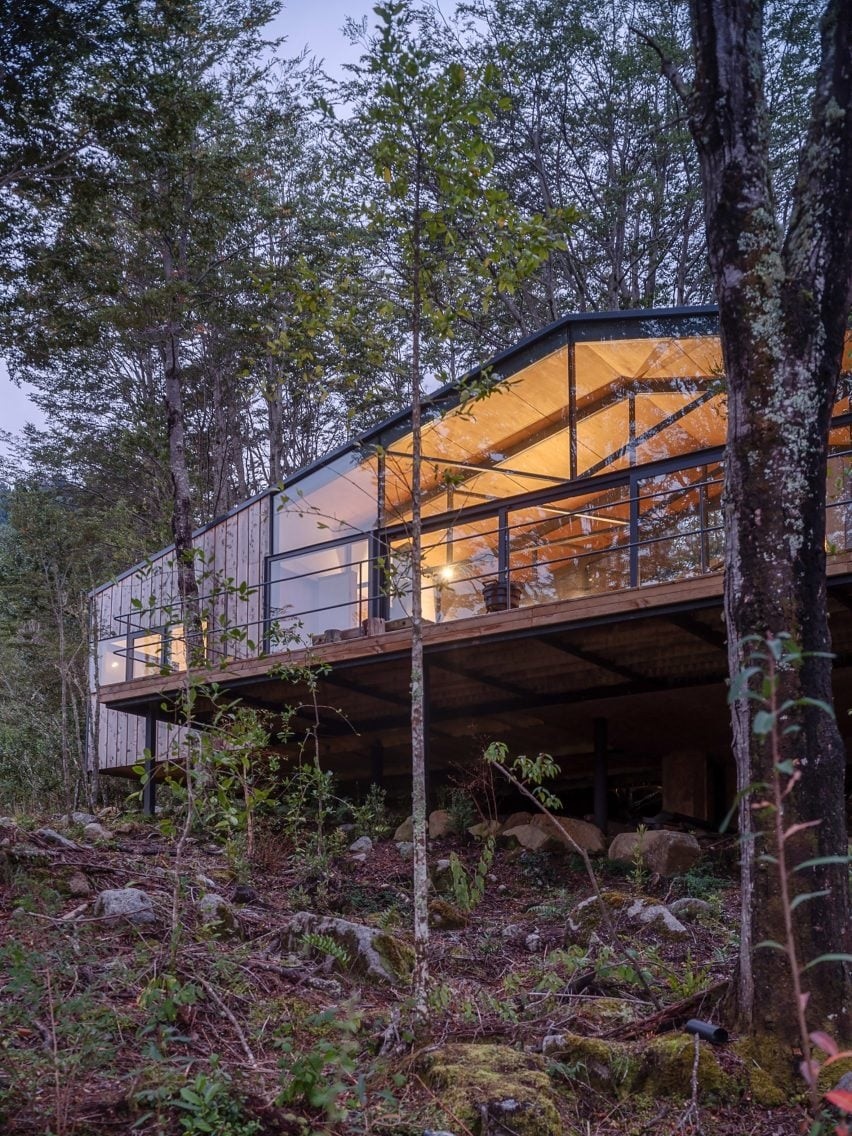 Una casa de madera perdida en los bosques de Chile — idealista/news