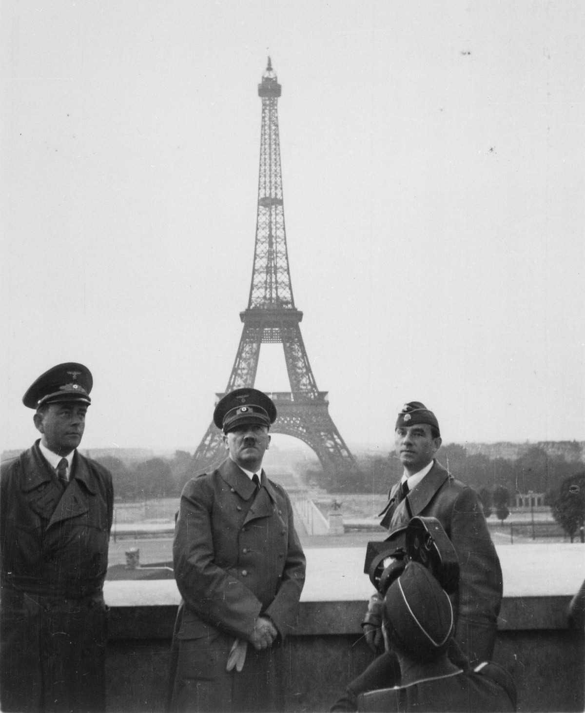 Hittler ante la Torre Eiffel en 1940