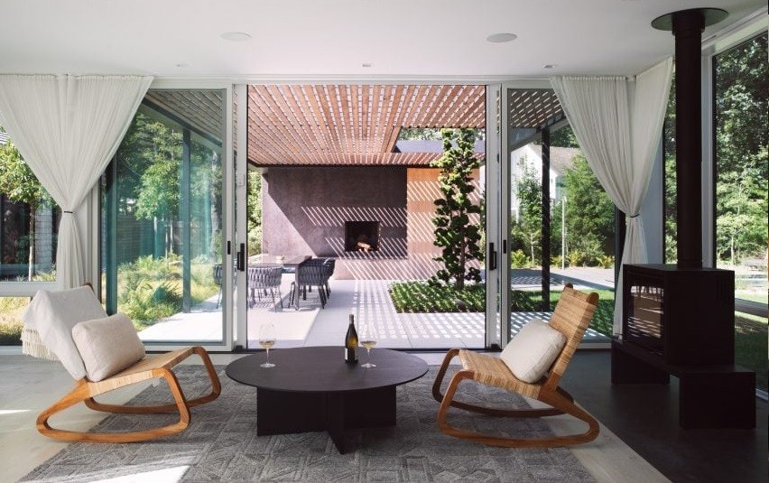 Salón con ventanal al jardín