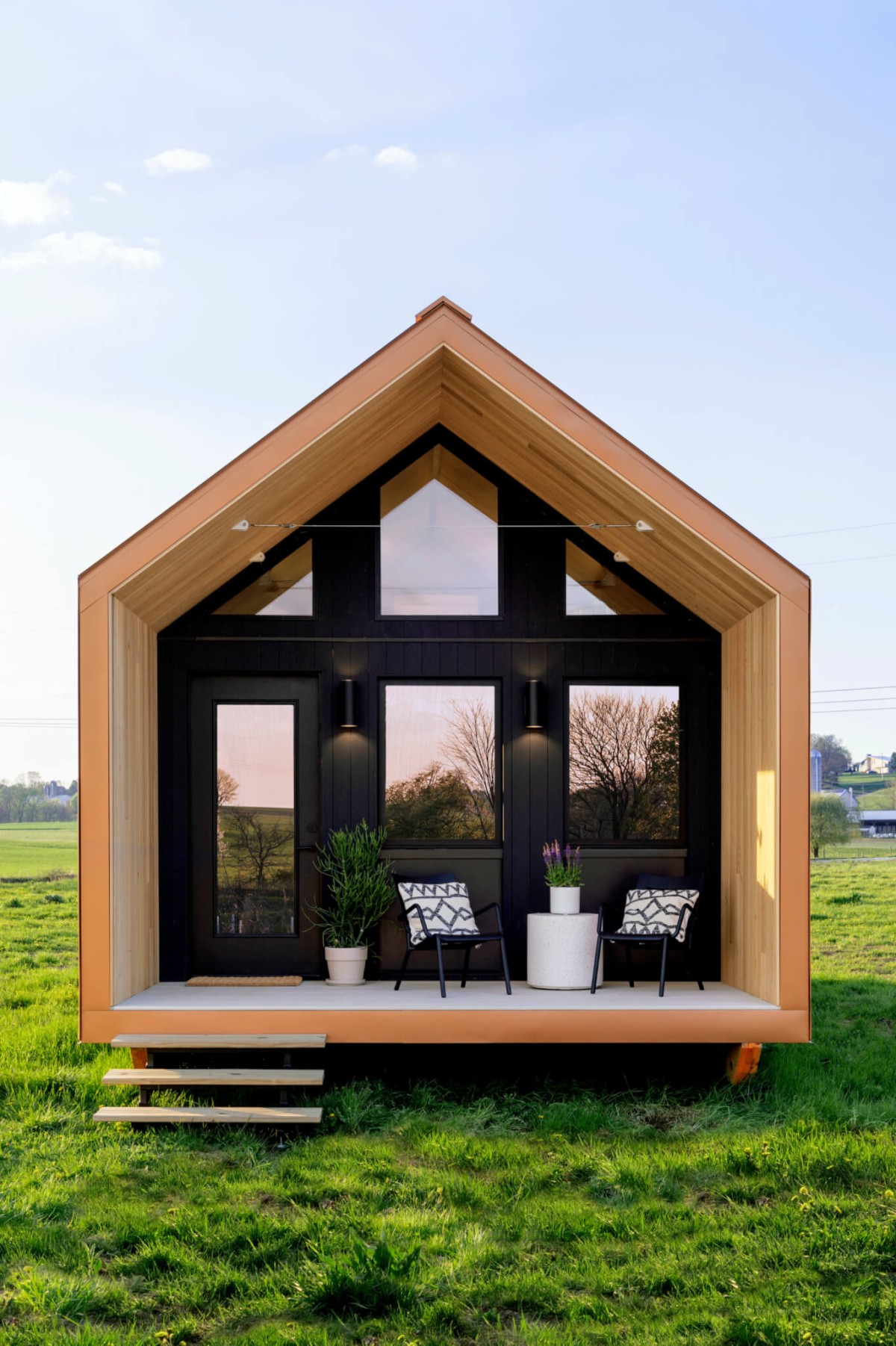 Fachada delantera con terraza