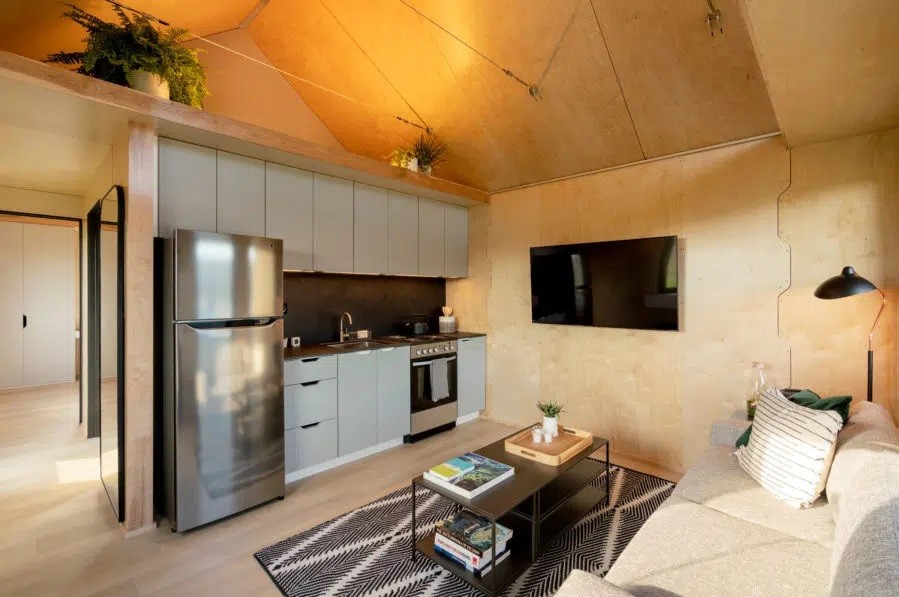 Salón amueblado con cocina americana 