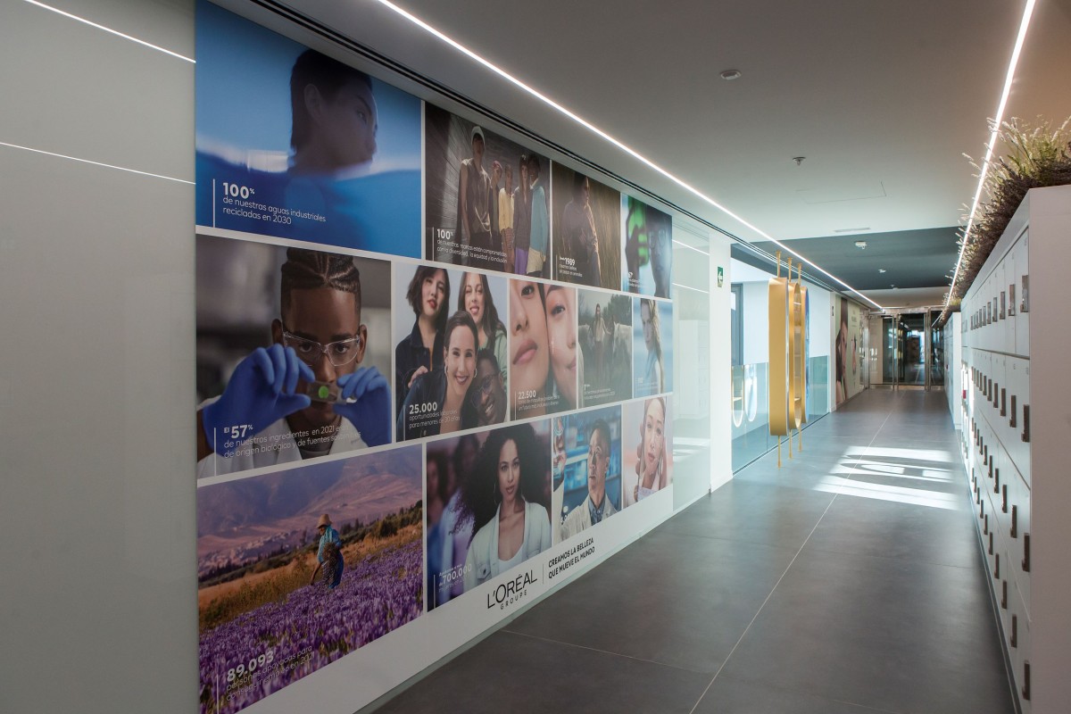 Pasillo de las oficinas de L'Oréal