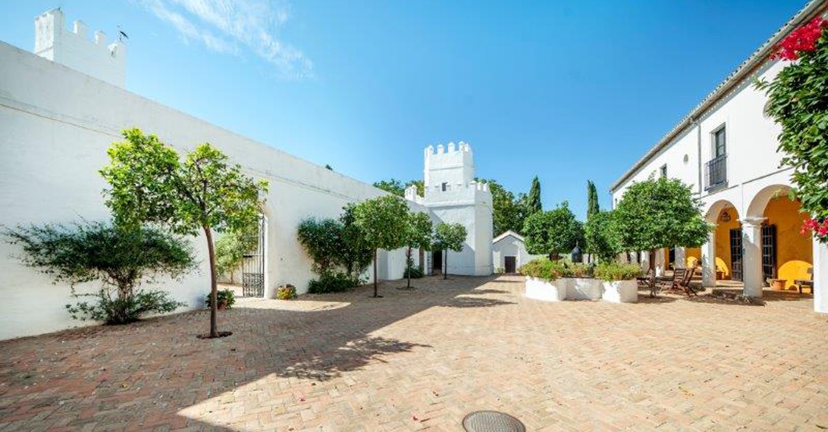 Alcazaba del siglo XII y torres del siglo XVI en Sevilla