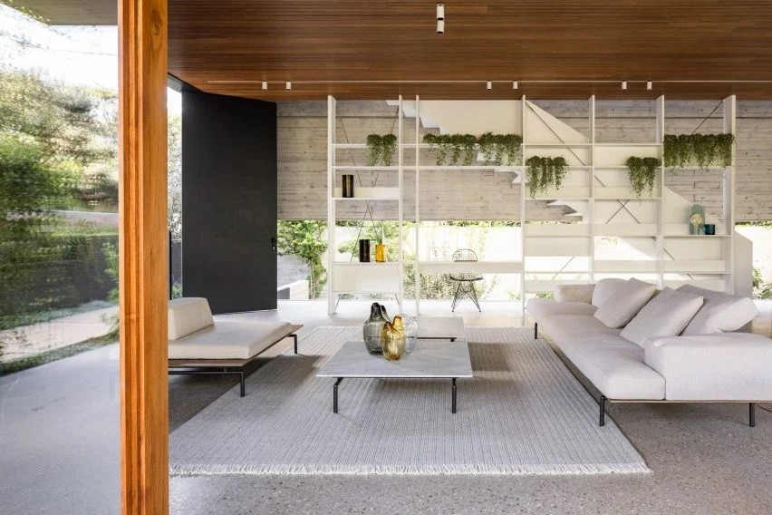 Salón amueb con tonos blancos