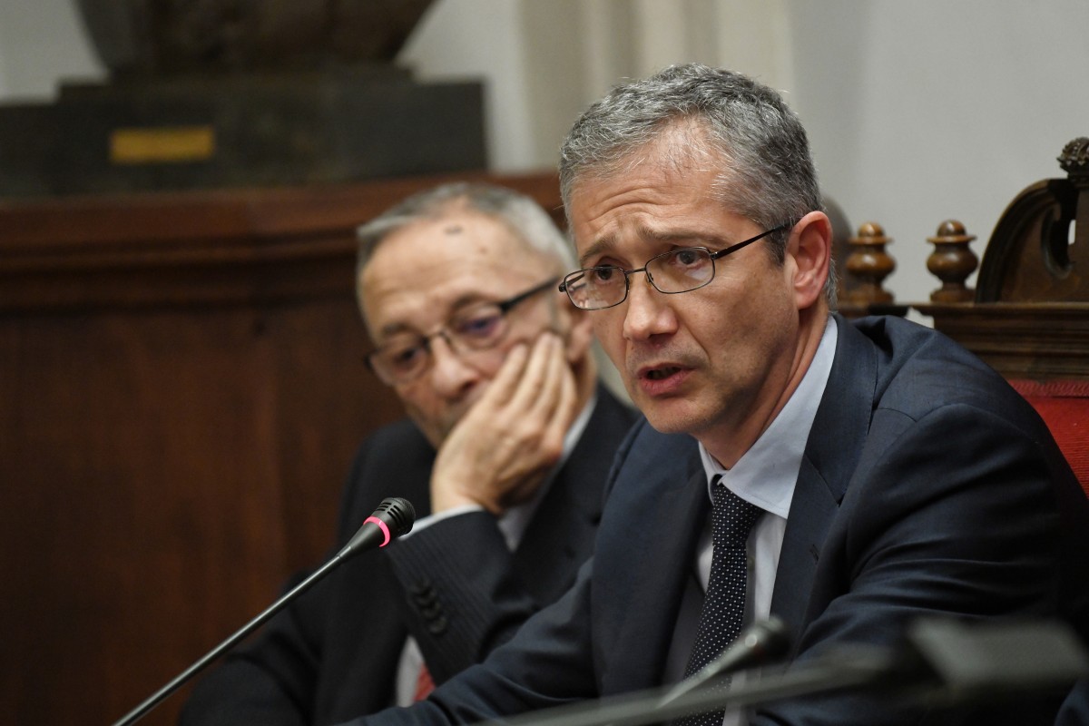 (I-D) El economista Julio Segura Sánchez, y el gobernador del Banco de España, Pablo Hernández de Cos, durante el homenaje al economista Enrique Fuentes Quintana en la Real Academia de Ciencias Morales y Políticas, a 16 de enero de 2023, en Madrid (Españ