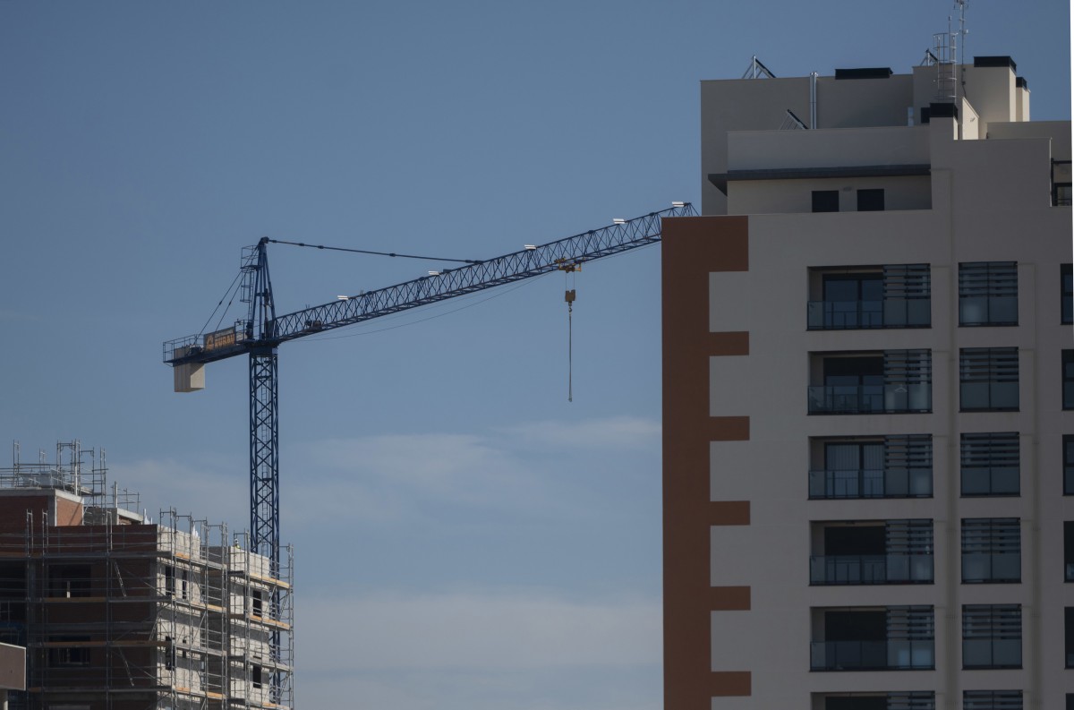 Archivo - Una grúa en una zona de construcción de edificios, a 27 de octubre de 2021, en Madrid, (España).