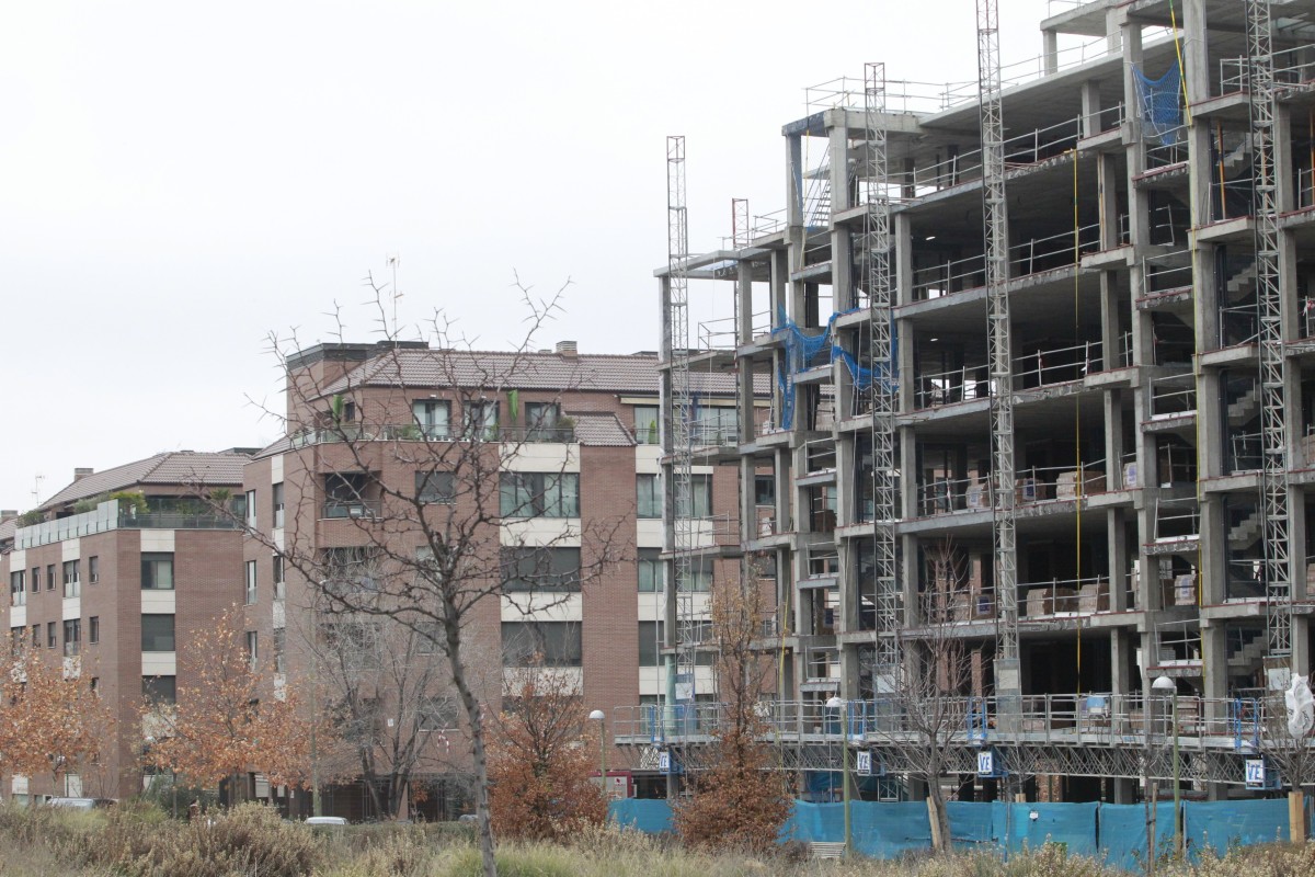 Archivo - Obras de vivienda en una imagen de archivo.