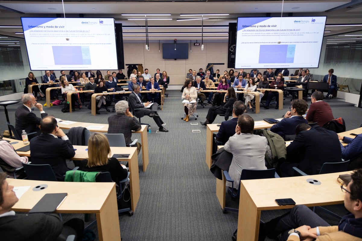 Presentación del Informe Mercado Inmobiliario en España 2023 elaborado por el IE Real Estate Club con la colaboración de Decotherapy.