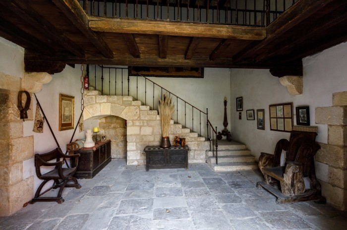 Distribuidor del castillo de Sotopalacios, conocido como el Palacio del Cid
