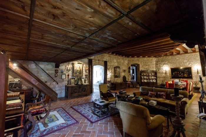 Gran salón del castillo de Sotopalacios, conocido como el Palacio del Cid
