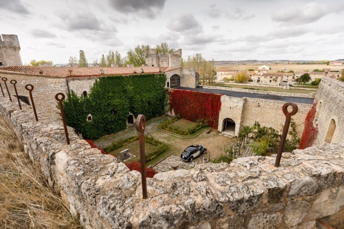 Gran jardín del castillo de Sotopalacios, conocido como el Palacio del Cid