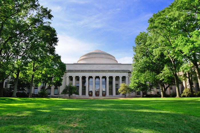 Exteriores del MIT de Massachusetts, EEUU