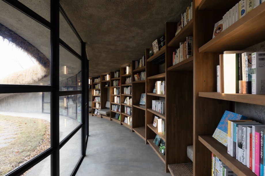 Pasillo con libros y ventanales