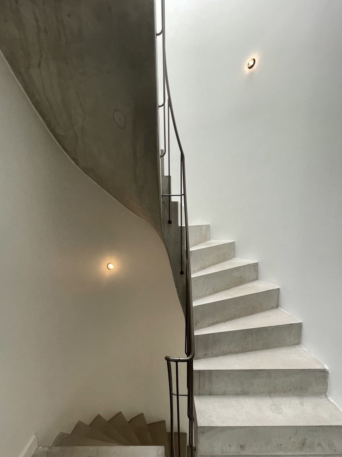 Escalera de caracol con barandilla