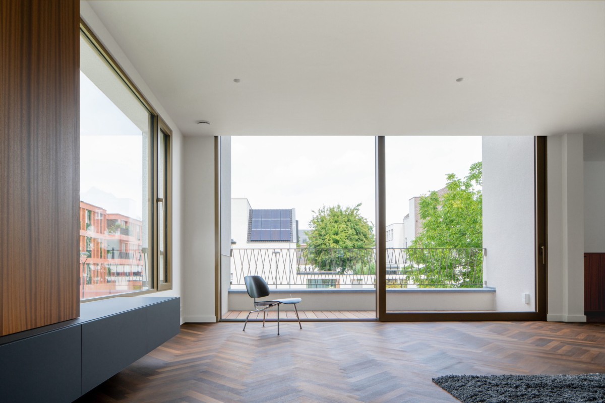 Interior con ventanal