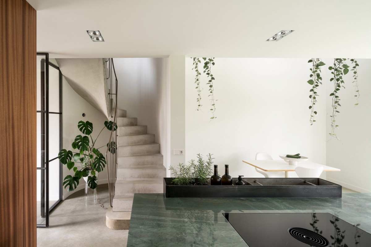 Cocina con la escalera al fondo