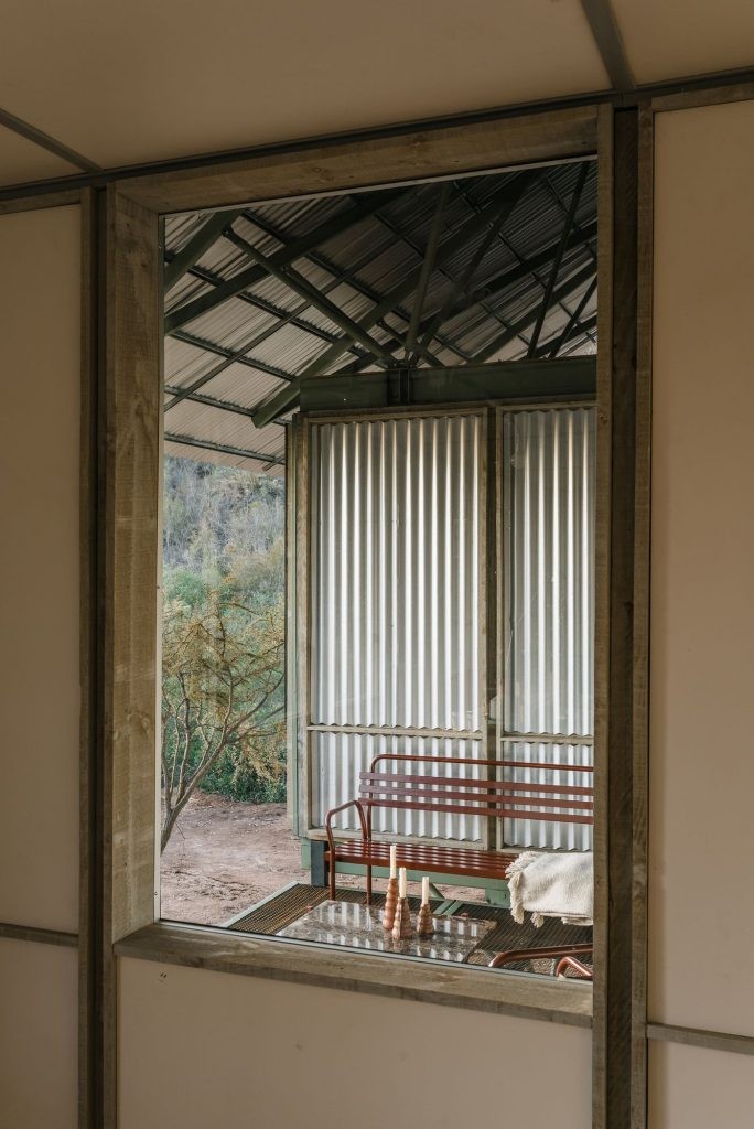 Detalle de la terraza con un banco