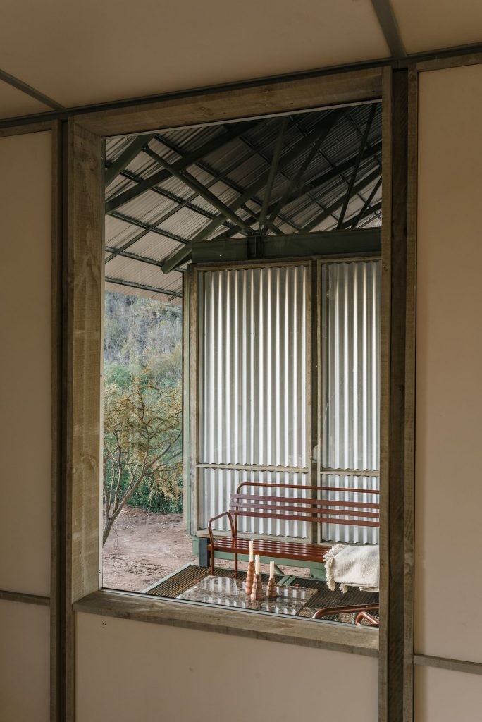 Detalle de la terraza con un banco