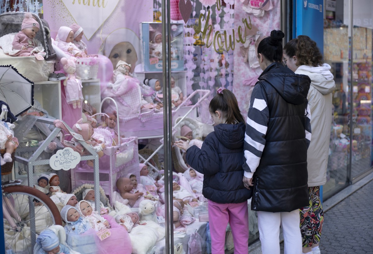 Archivo - Varias personas miran el escaparate de una tienda de juguetes. A 27 de diciembre de 2022, en Sevilla (Andalucía, España).
