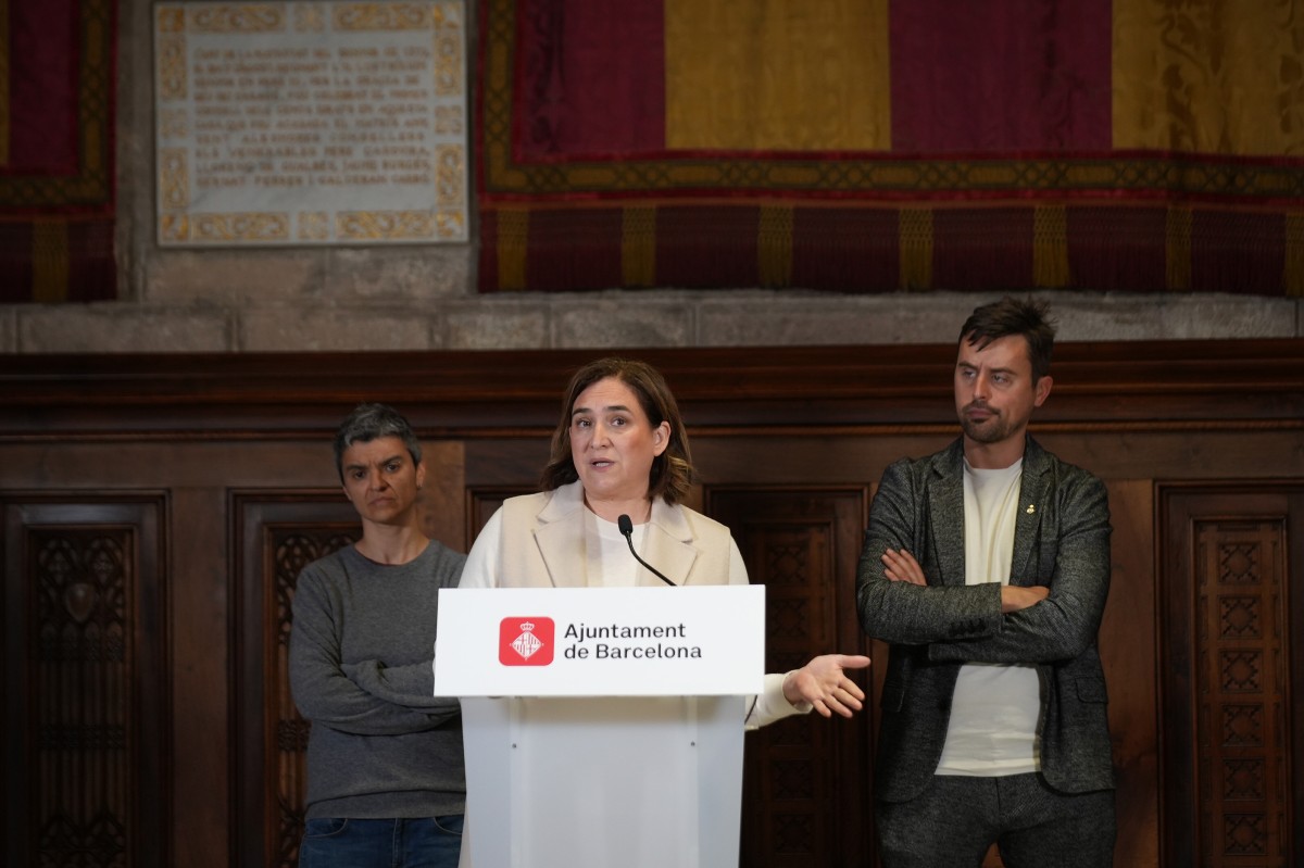 La alcaldesa de Barcelona, Ada Colau, durante una rueda de prensa tras declarar por presuntamente coaccionar al fondo Vauras, en el Ayuntamiento de Barcelona, a 13 de marzo de 2023, en Barcelona, Catalunya (España). Ada Colau ha declarado como investigada