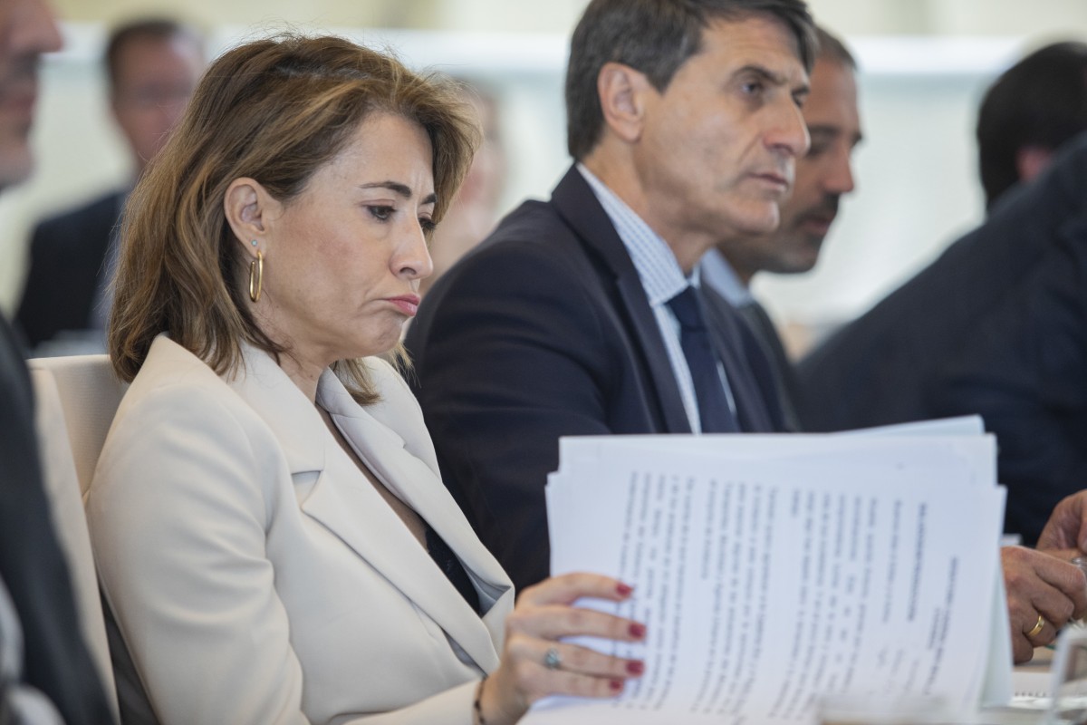 La ministra de Transportes, Movilidad y Agenda Urbana, Raquel Sánchez (i), durante el desayuno coloquio. A 13 de marzo de 2023, en Sevilla (Andalucía, España). La ministra de Transportes, Movilidad y Agenda Urbana, Raquel Sanchez, ha participado hoy lunes