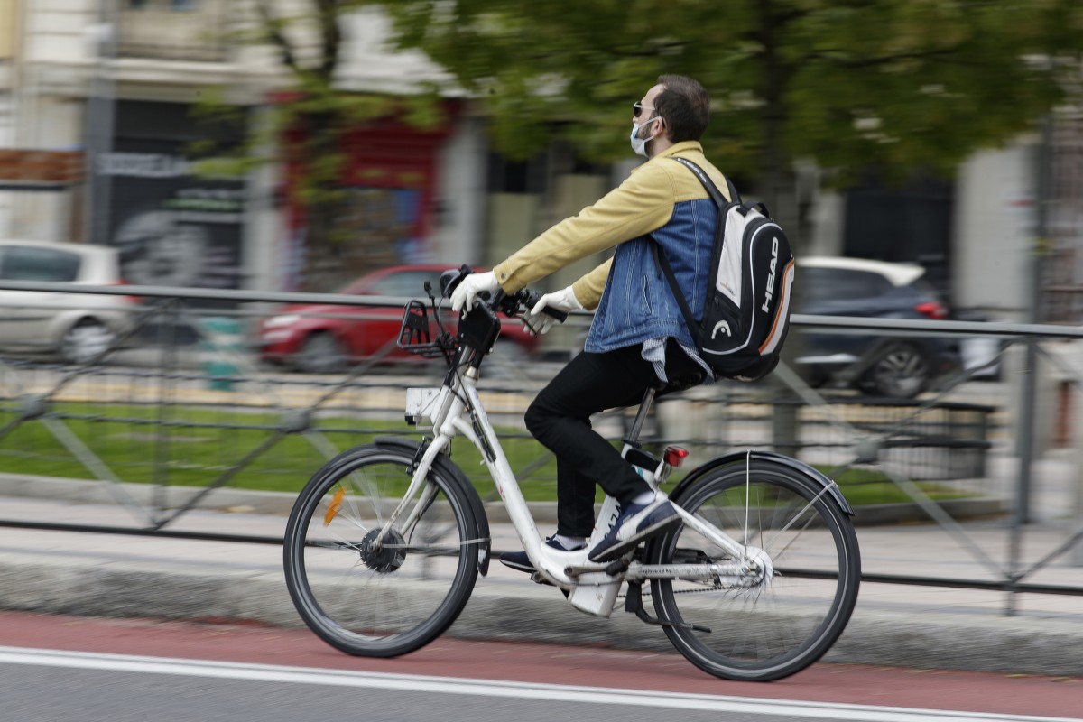 Archivo - Un hombre monta en una bicicleta de BiciMAD