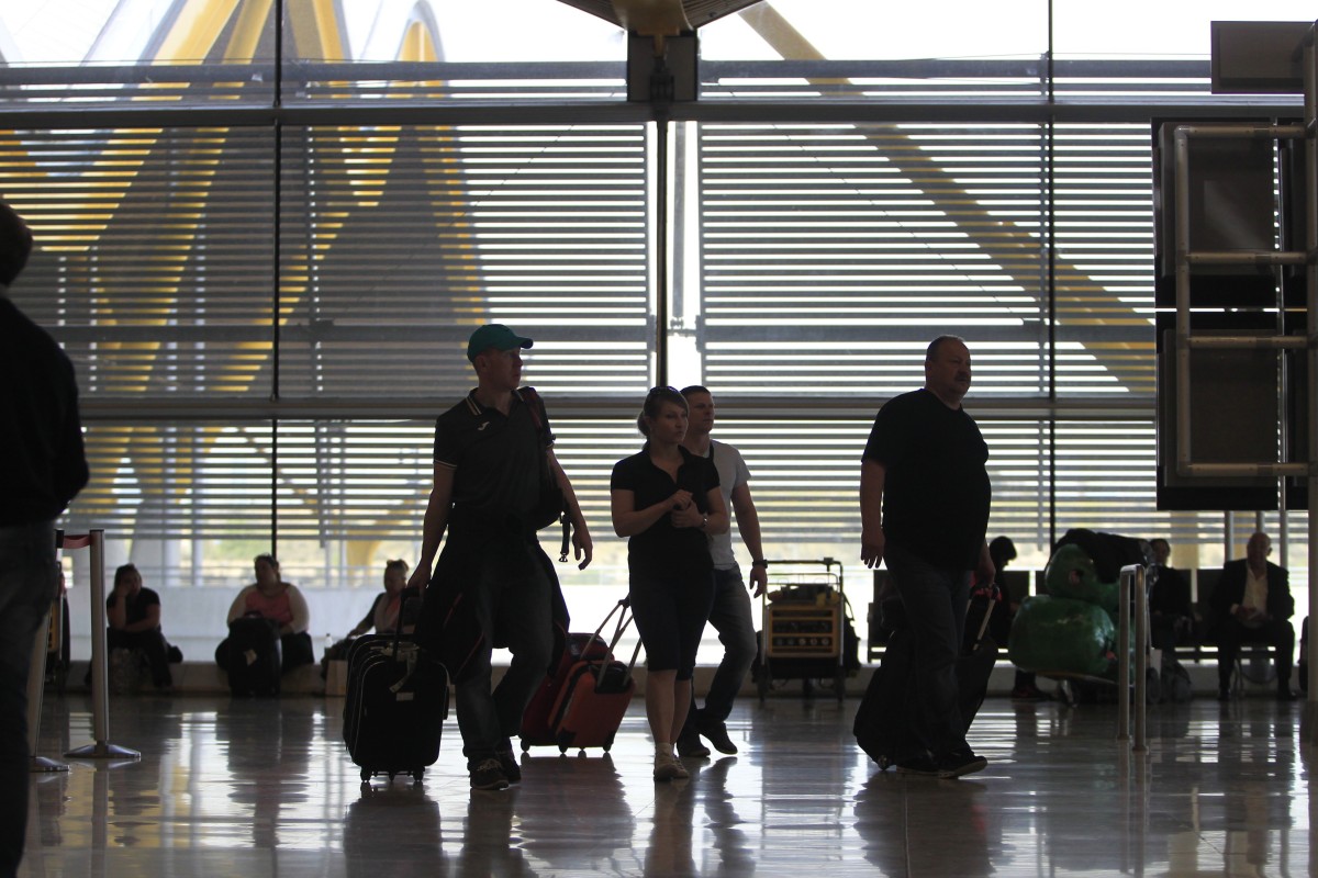Archivo - Aeropuerto de Barajas, turismo, turistas, viajeros, viajes, avión, AENA, salidas, llegadas, retrasos, maletas, equipaje, embarque, embarcar.