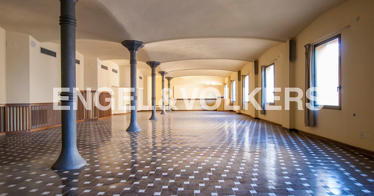 Sala de conferencias modernista en la antigua sede de la Cooperativa agraria catalana