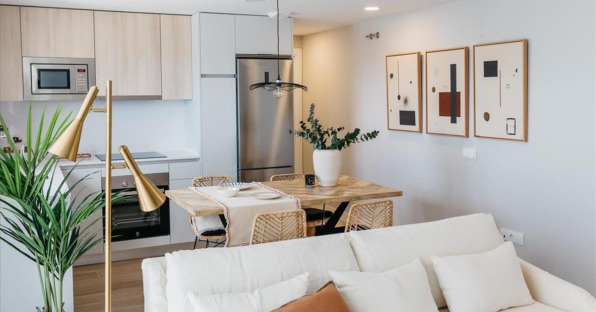 Salón y cocina de un piso de Skypark Valdebebas