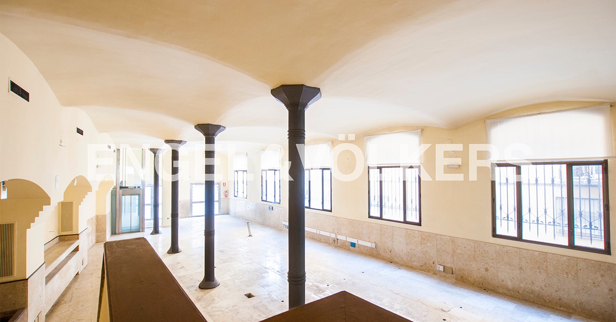 Detalles de los techos abovedados del edificio modernista en Reus