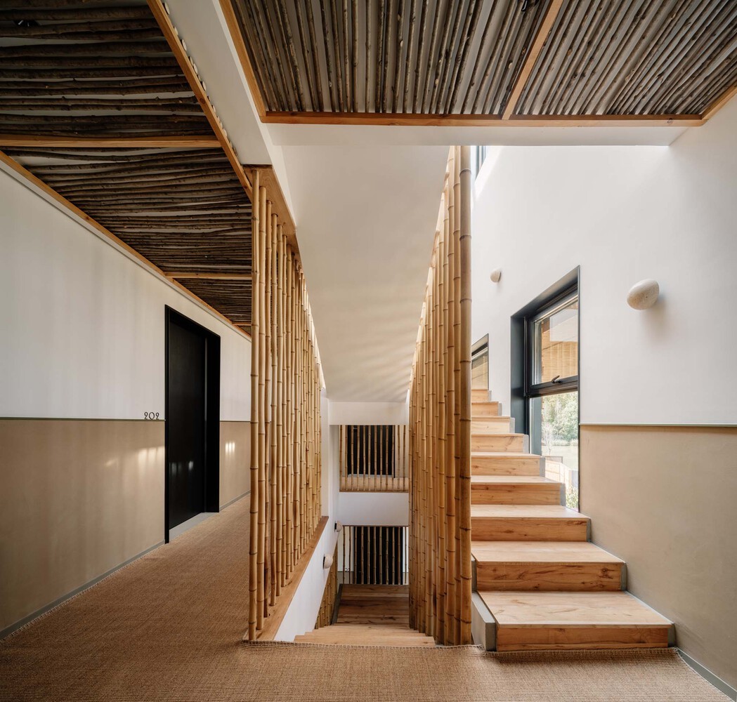 Interior con escaleras de madera