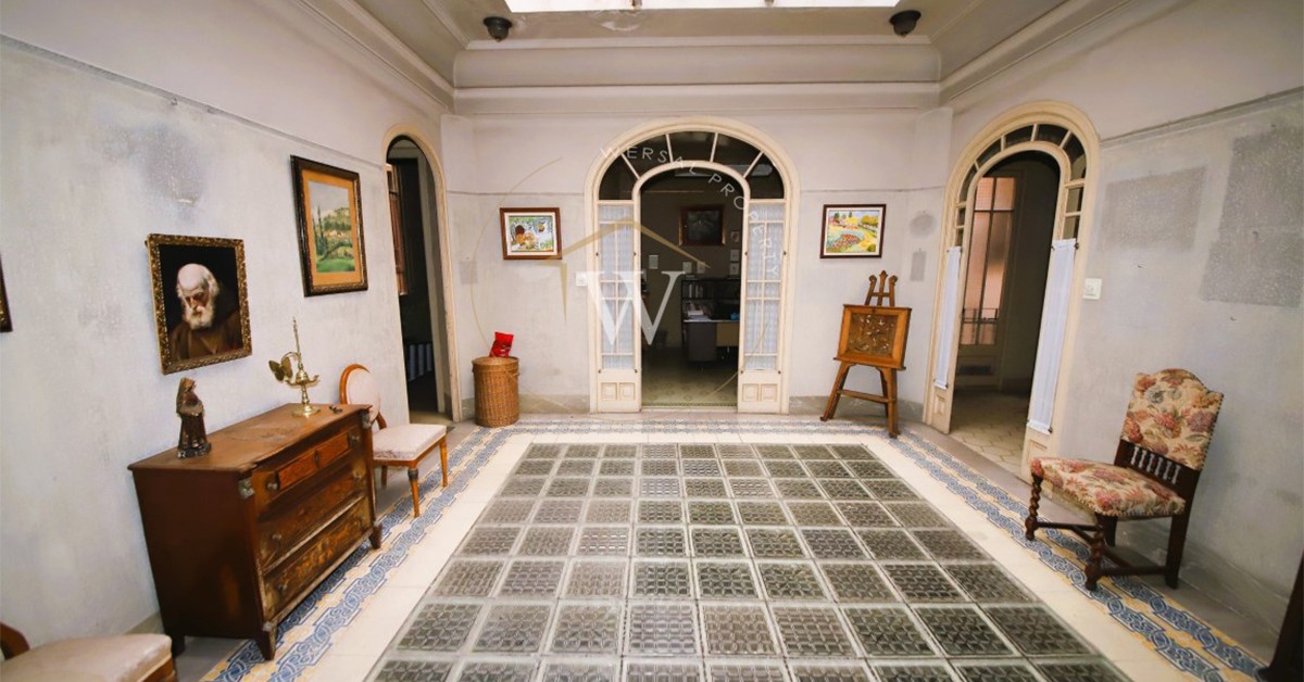 Interior de la Casa Serra, en Reus, a la venta en idealista