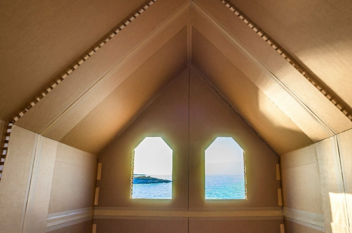 Interior de la cabina de cartón con dos ventanas