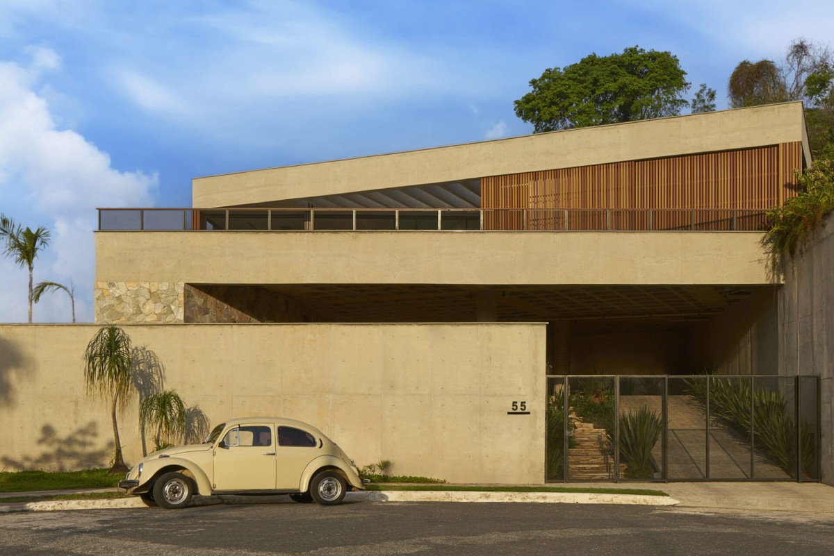 Fachada y entrada principal con un coche antiguo en la puerta